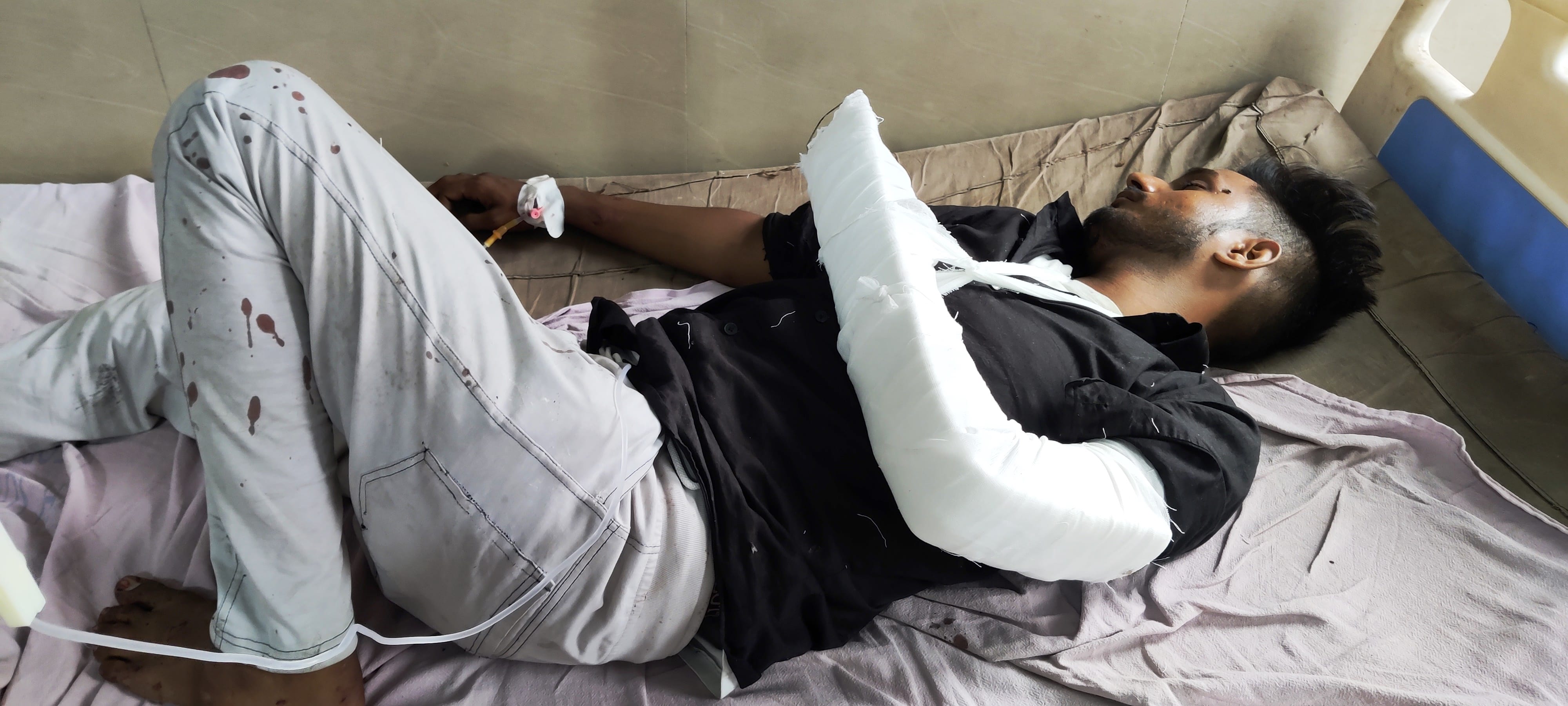 उधमपुर: सड़क हादसे में घायल जिला अस्पताल में उपचार दिन. उधमपुर: सड़क हादसे में घायल जिला अस्पताल में उपचार दिन.