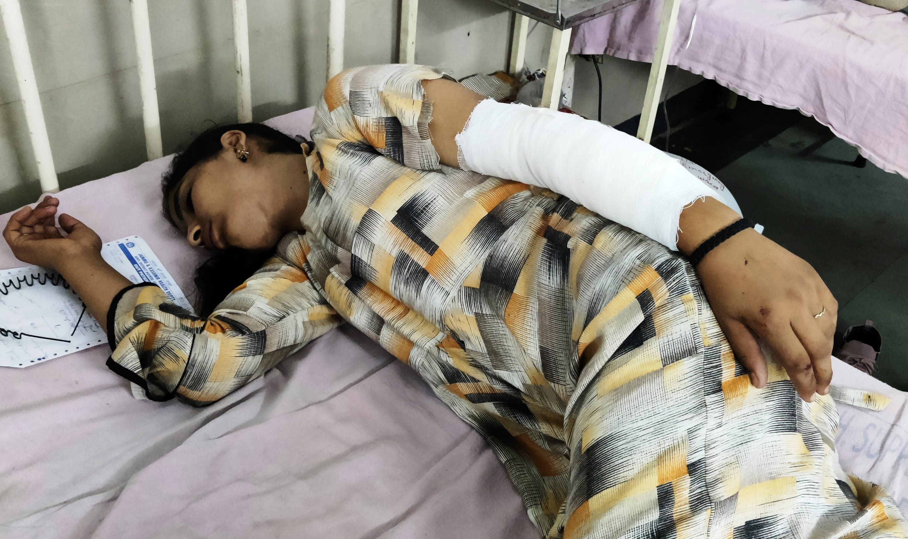 उधमपुर: सड़क हादसे में घायल जिला अस्पताल में उपचार दिन. उधमपुर: सड़क हादसे में घायल जिला अस्पताल में उपचार दिन.