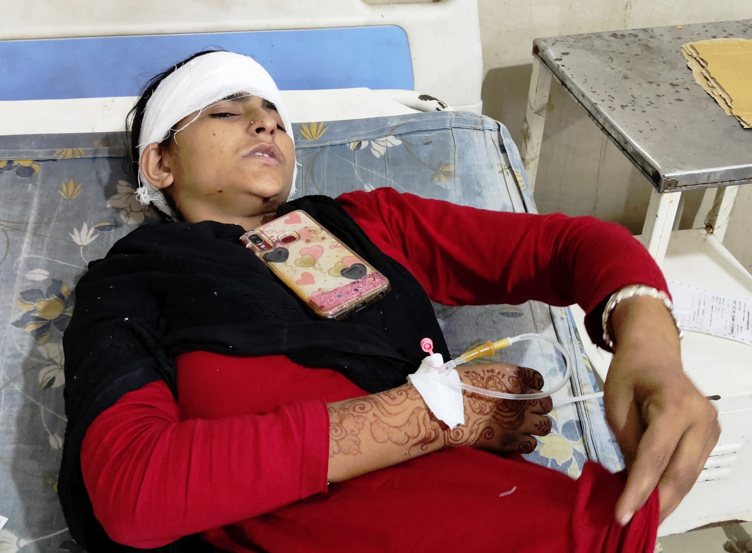 उधमपुर: सड़क हादसे में घायल जिला अस्पताल में उपचार दिन. उधमपुर: सड़क हादसे में घायल जिला अस्पताल में उपचार दिन.