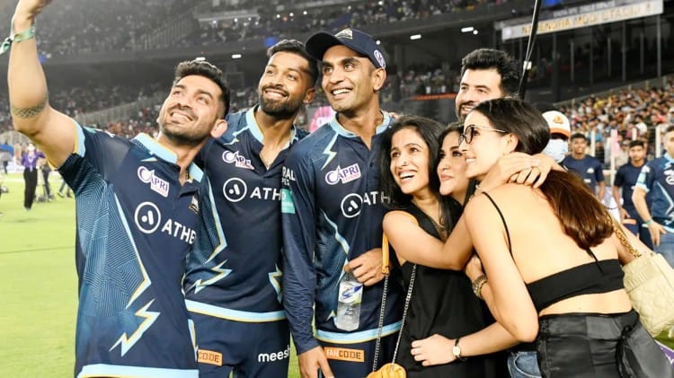 फाइनलपछि सेल्फी खिच्दै गुजरातका स्टार र उनीहरूको परिवार