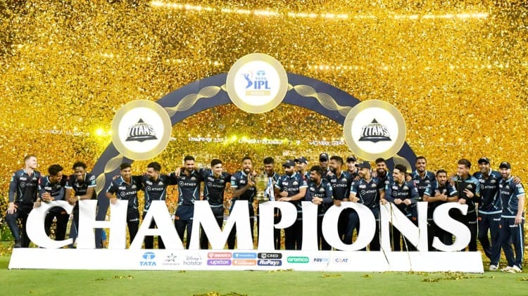 ट्रफी सहित गुजरात टिम