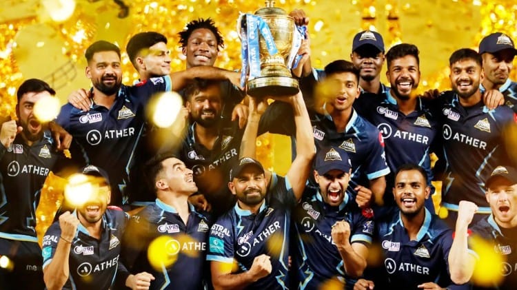 ट्रफी सहित गुजरात टिम