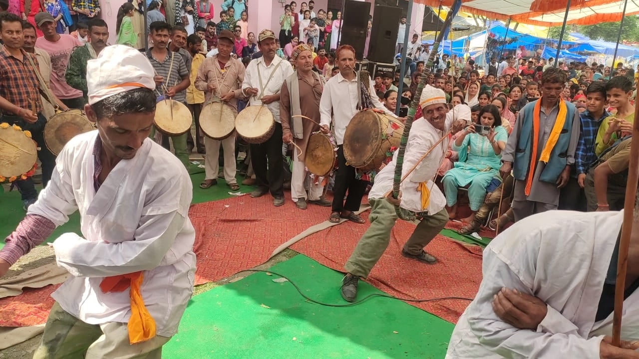 अंधेरी में बिशू मेले के दौरान पारंपरिक वाद्य यंत्रों के साथ ठोडा खेलते कलाकार। अंधेरी में बिशू मेले के दौरान पारंपरिक वाद्य यंत्रों के साथ ठोडा खेलते कलाकार।