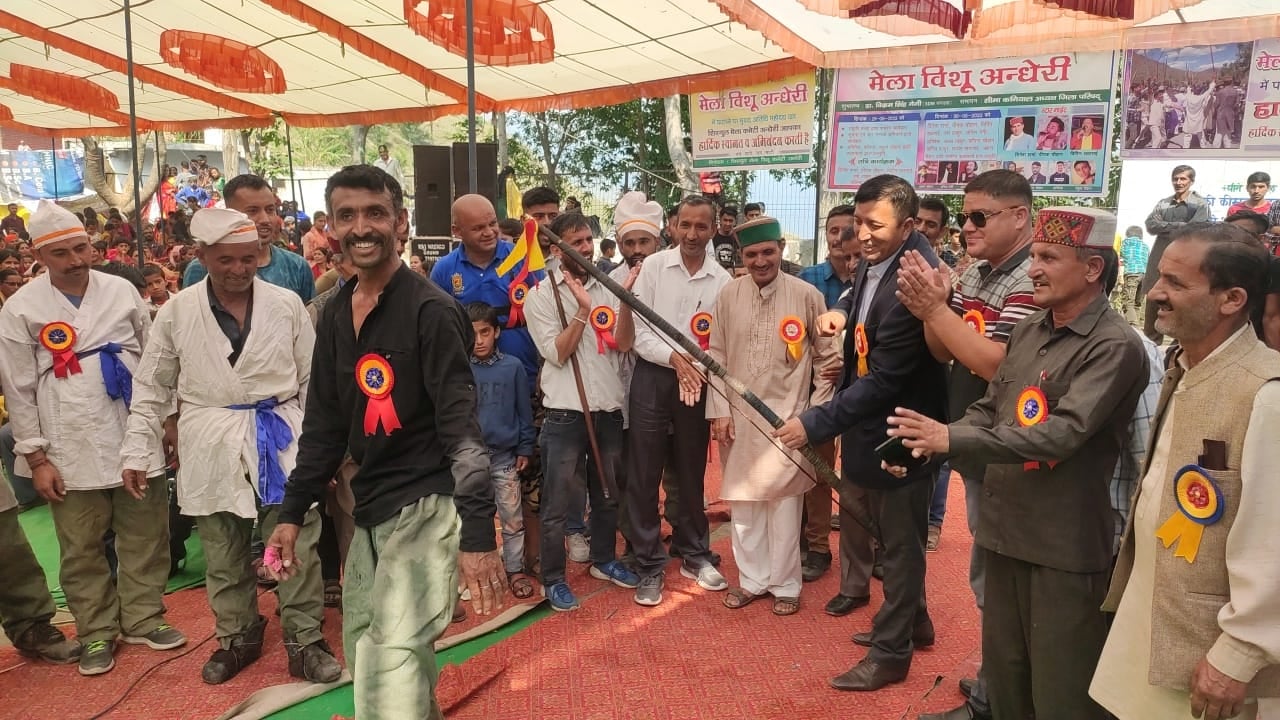 अंधेरी में बिशू मेले शुभारंभ अवसर पर धनुष बाण चलाकर ठोडा खेलते एसडीएम डॉ. विक्रम नेगी। संवाद अंधेरी में बिशू मेले शुभारंभ अवसर पर धनुष बाण चलाकर ठोडा खेलते एसडीएम डॉ. विक्रम नेगी। संवाद