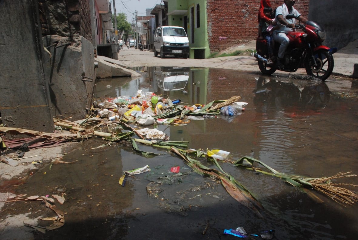 बागपत के शालीग्राम मार्ग स्थित माता कालोनी में भरा दूषित पानी