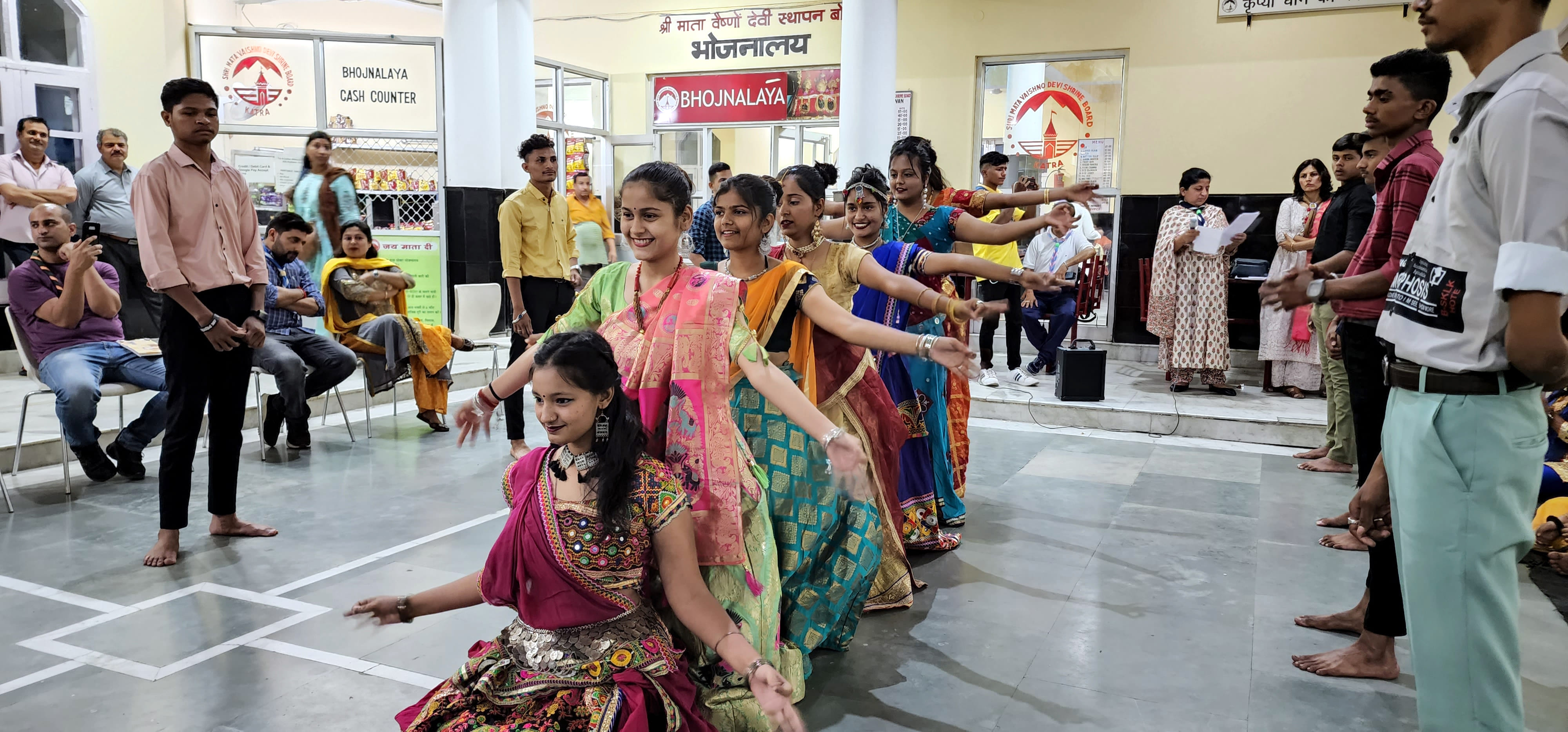 भारत स्काउट एंड गाइड़ के सदस्य रंगारंग कार्यक्रम करते हुए  10 नंवर नौ देविया रवाना होने पर हरी झंड़