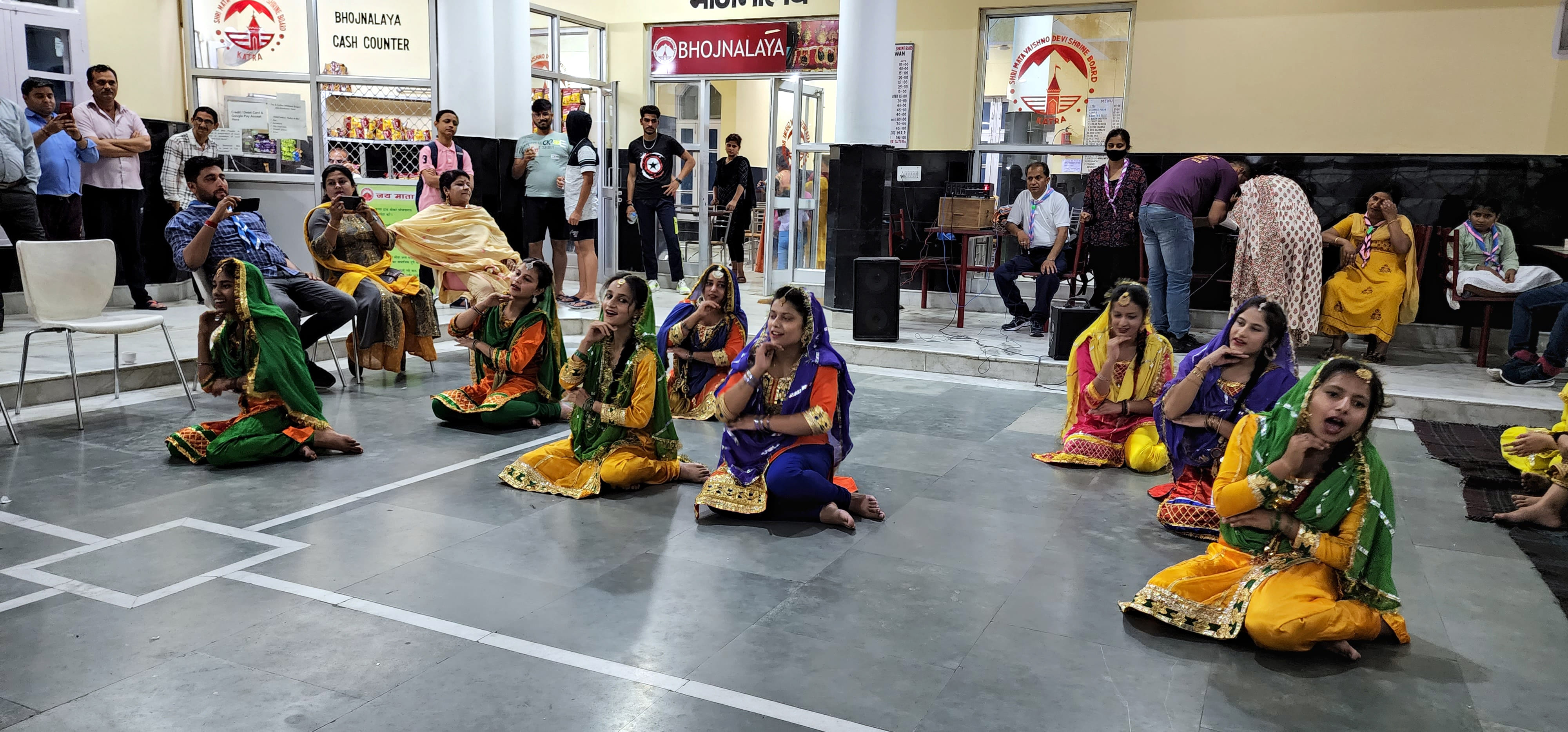 भारत स्काउट एंड गाइड़ के सदस्य रंगारंग कार्यक्रम करते हुए  10 नंवर नौ देविया रवाना होने पर हरी झंड़