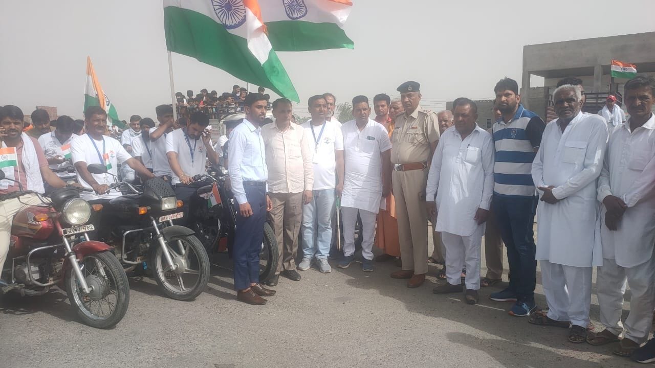 चोपटा में तिरंगा यात्रा को रवाना करते थाना प्रभारी व ग्रामीण । संवाद चोपटा में तिरंगा यात्रा को रवाना करते थाना प्रभारी व ग्रामीण । संवाद