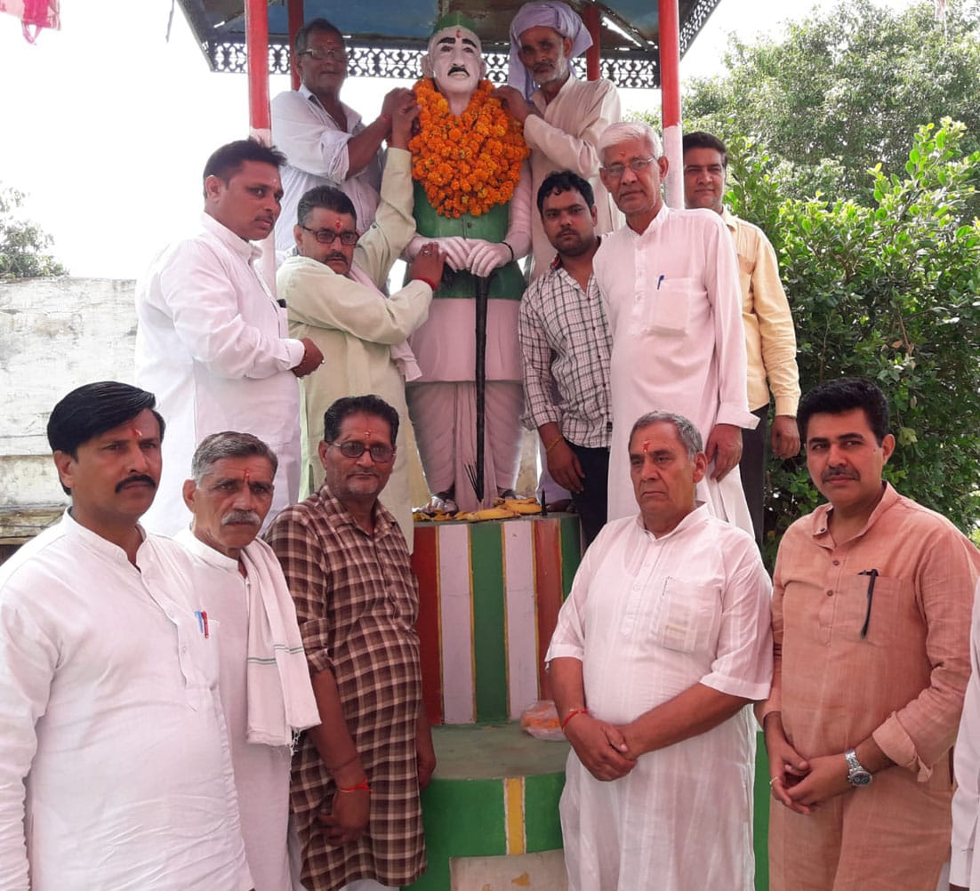 गांधी इटर कालेज मे पूर्व प्रधानमंत्री स्वर्गीय चौधरी चरण सिंह की प्रतिमा पर पुष्प अर्पित करते र? गांधी इटर कालेज मे पूर्व प्रधानमंत्री स्वर्गीय चौधरी चरण सिंह की प्रतिमा पर पुष्प अर्पित करते र?