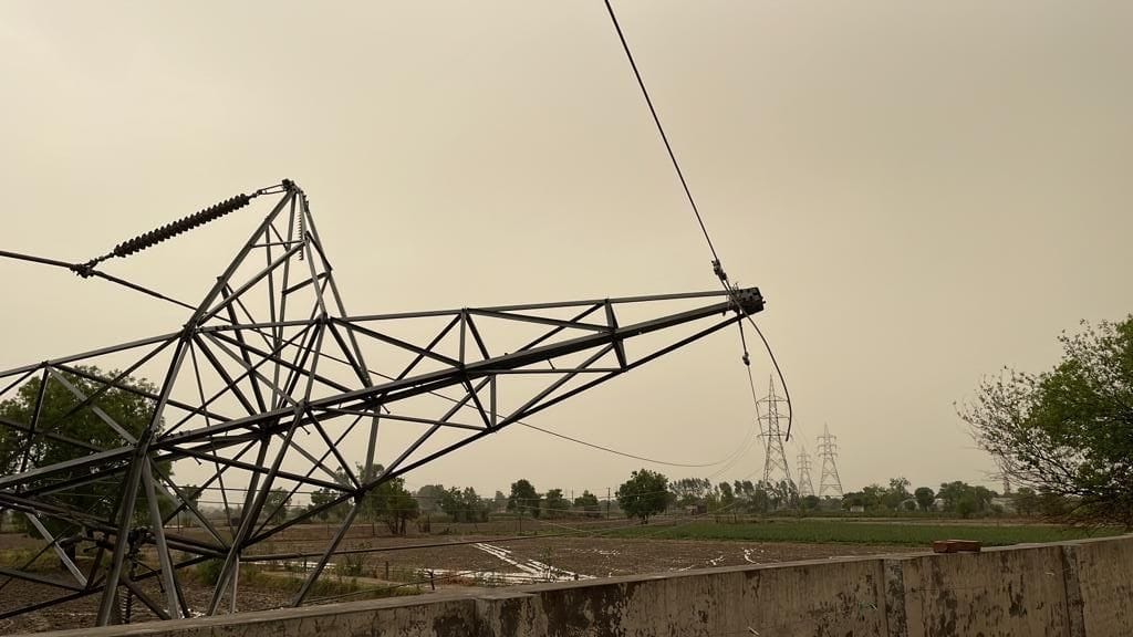 हरसाना के पास आंधी में गिरा हाईटेंशन लाइन का टावर। संवाद हरसाना के पास आंधी में गिरा हाईटेंशन लाइन का टावर। संवाद
