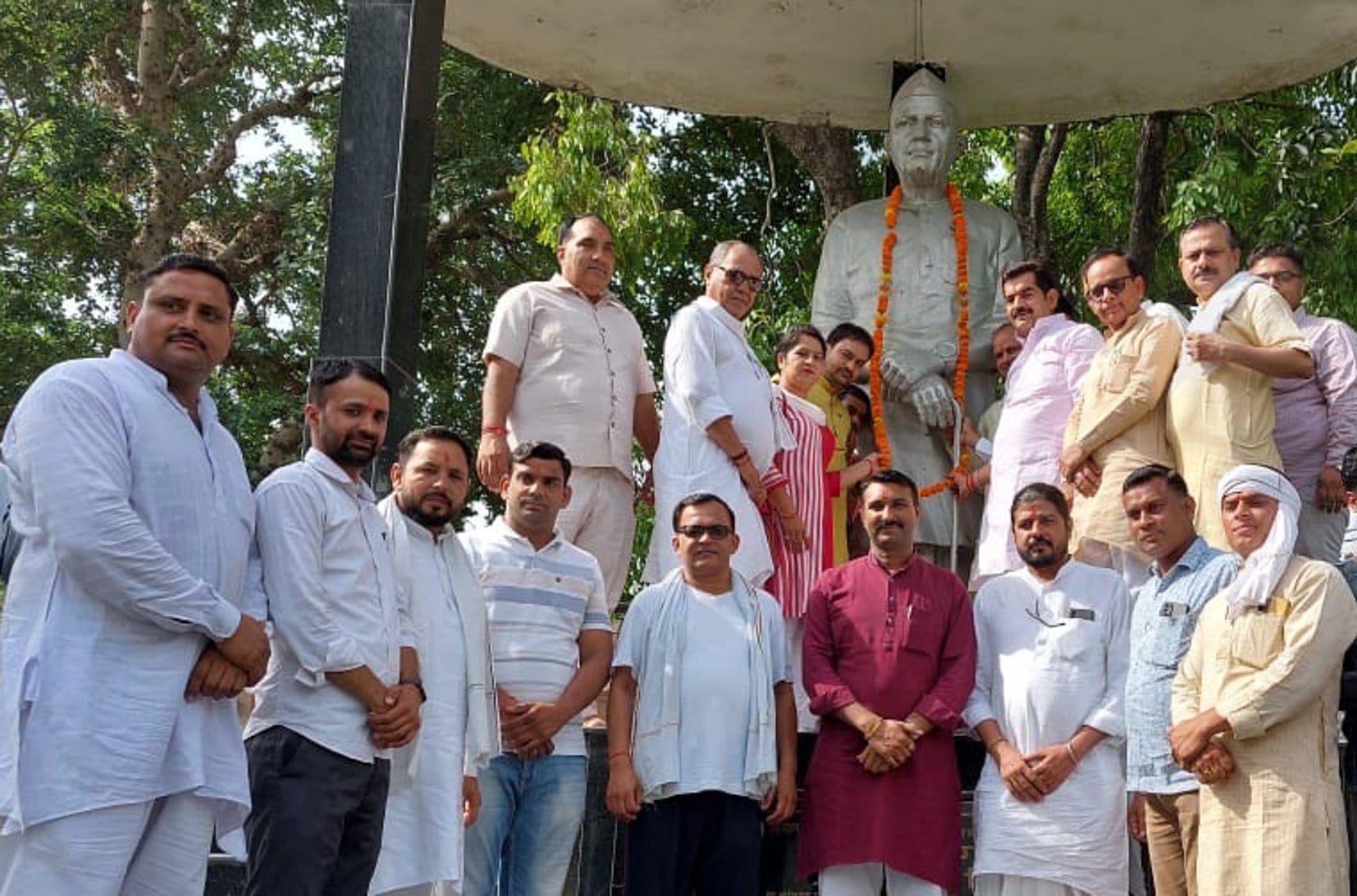 कोताना रोड स्थित सिंचाई विभाग के गेस्ट में पूर्व प्रधानमंत्री चौधरी चरण सिंह की प्रतिमा पर माल्? कोताना रोड स्थित सिंचाई विभाग के गेस्ट में पूर्व प्रधानमंत्री चौधरी चरण सिंह की प्रतिमा पर माल्?