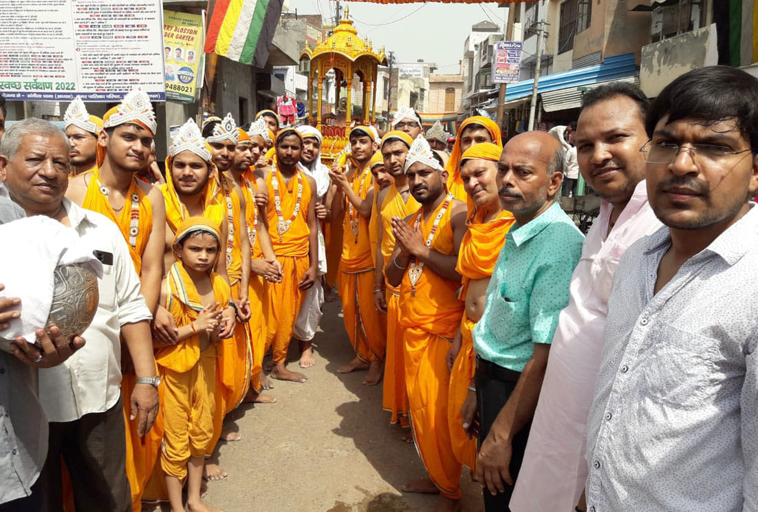 खेकड़ा मे निकाली गई भगवान शान्तिनाथ की पालकी यात्रा मे शामिल श्रद्वालु खेकड़ा मे निकाली गई भगवान शान्तिनाथ की पालकी यात्रा मे शामिल श्रद्वालु