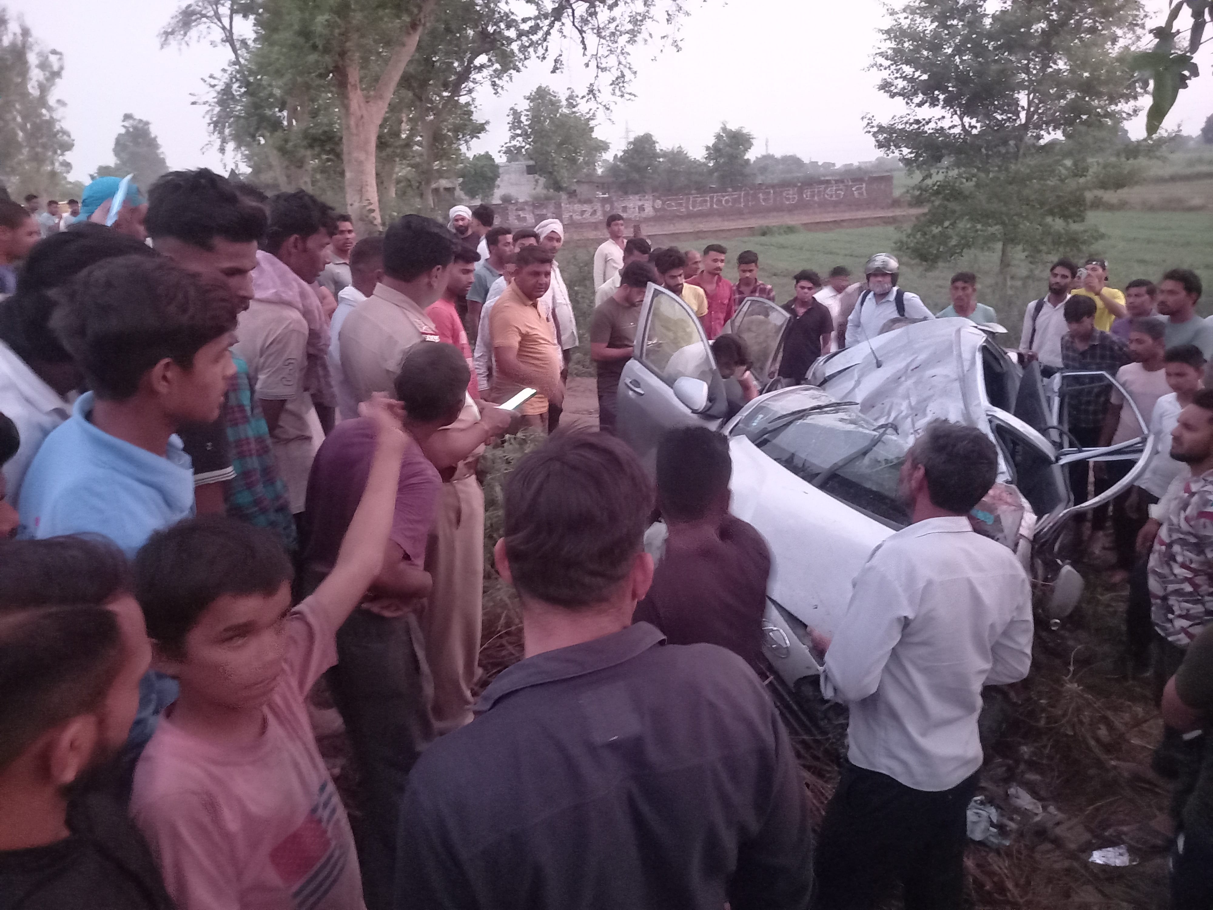 लोगों से दुर्घटना की जानकारी लेते पुलिसकर्मी लोगों से दुर्घटना की जानकारी लेते पुलिसकर्मी