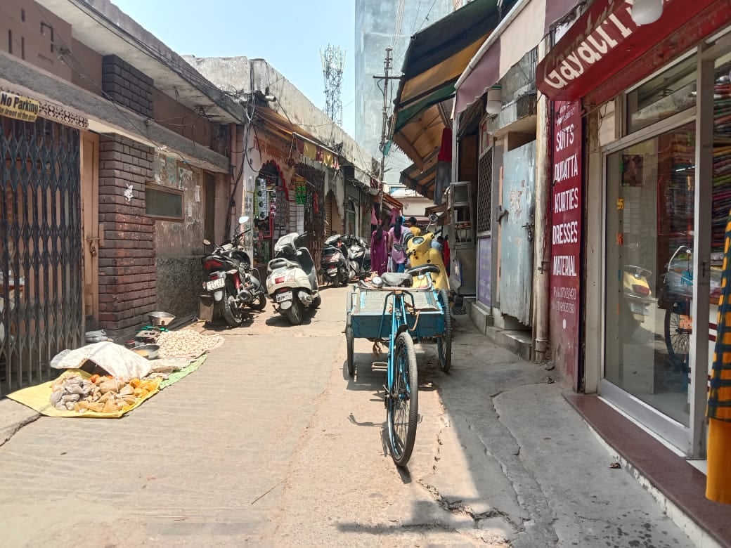 नाहन बाजार में शाही मिष्ठान भंडार के समीप सड़क पर अवैध रूप से खड़े किए गए दो पहिया वाहन। संवाद नाहन बाजार में शाही मिष्ठान भंडार के समीप सड़क पर अवैध रूप से खड़े किए गए दो पहिया वाहन। संवाद