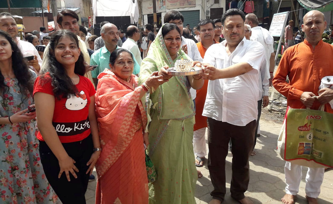 पालकी यात्रा मे भगवान शान्तिनाथ की पूजा अर्चना करते श्रद्वालु पालकी यात्रा मे भगवान शान्तिनाथ की पूजा अर्चना करते श्रद्वालु