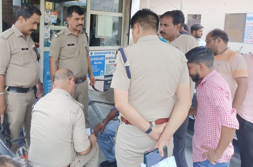 रुद्रपुर में घटनास्थल पर जांच करते पुलिस अधिकारी । संवाद रुद्रपुर में घटनास्थल पर जांच करते पुलिस अधिकारी । संवाद