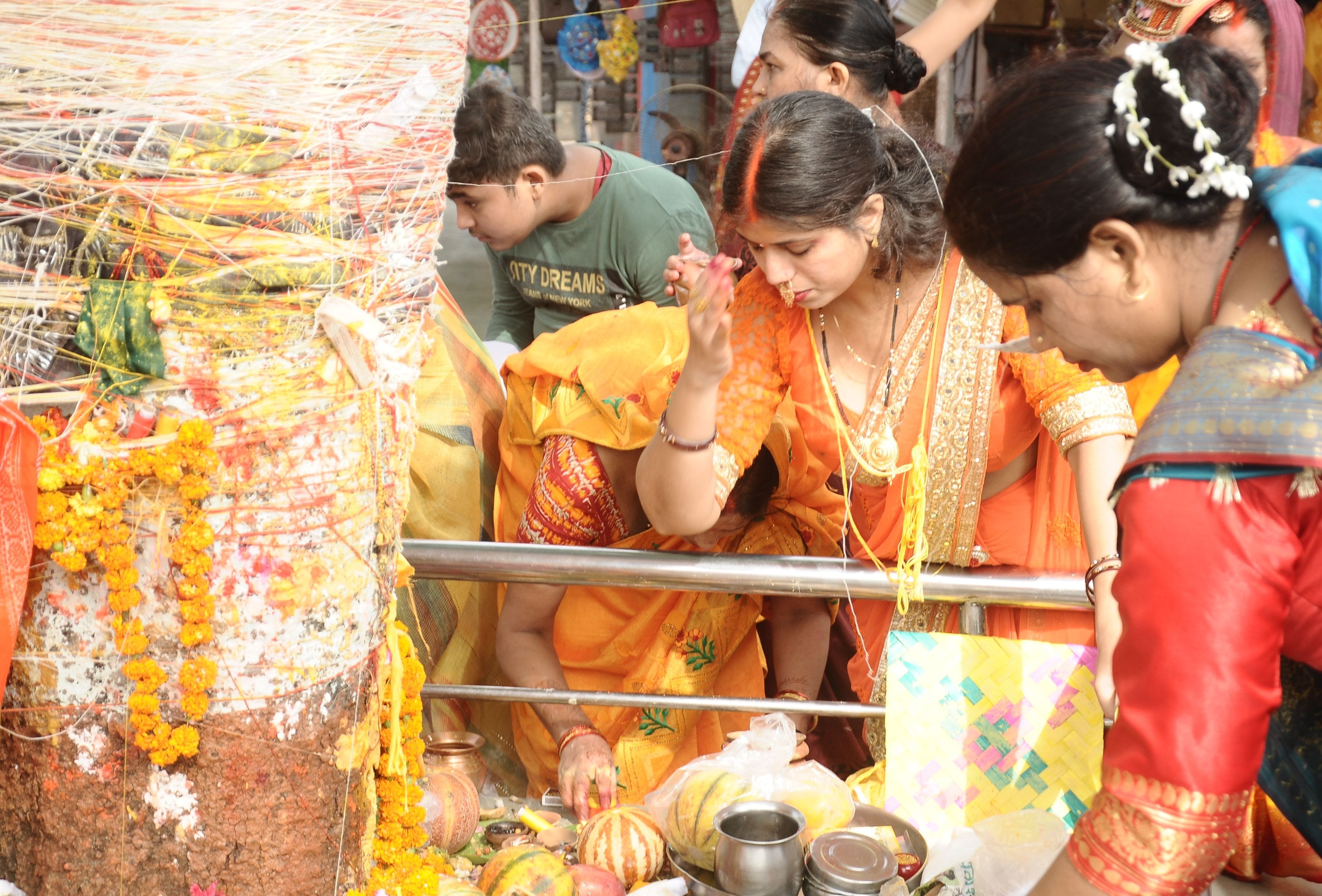 सुहाग की दीर्घायु की कामना को वट वृक्ष की पूजा करती सुहागिन महिलाएं। संवाद
