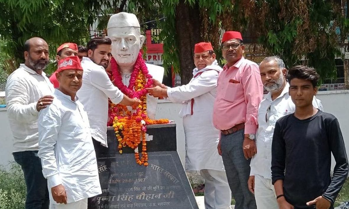 सपा नेताओं ने चौ. चरण सिंह की प्रतिमा पर किया माल्यार्पण। सपा नेताओं ने चौ. चरण सिंह की प्रतिमा पर किया माल्यार्पण।