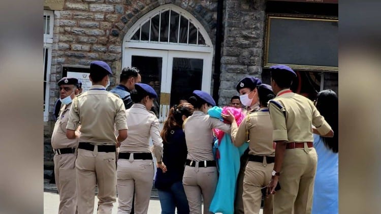 महिला को आया चक्कर।