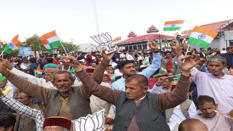 रँली में उमड़े लोग।