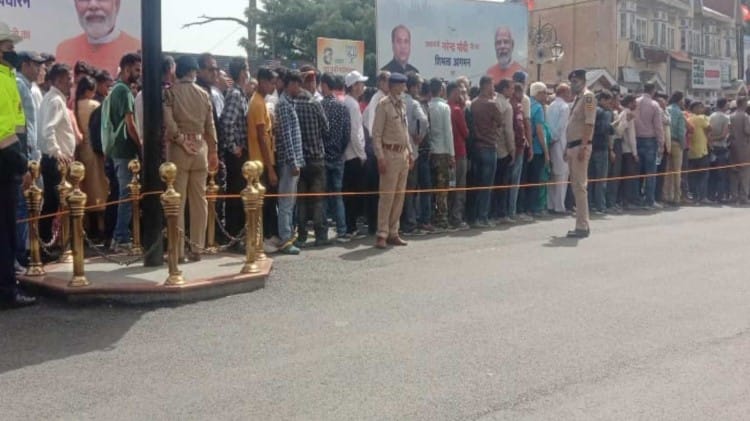 लाइनों में लगे लोग।