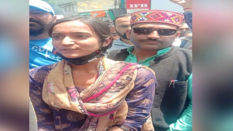 महिला चित्रकार ने पीएम को स्केच भेंट किया