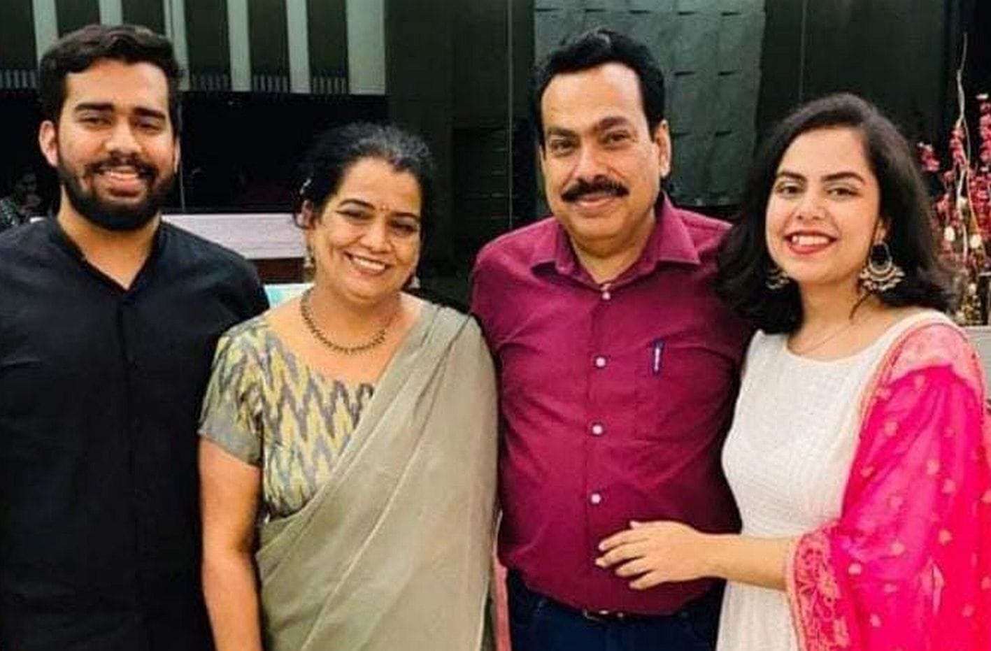 अपने माता-पिता व भाई के साथ गरिमा नागपाल।