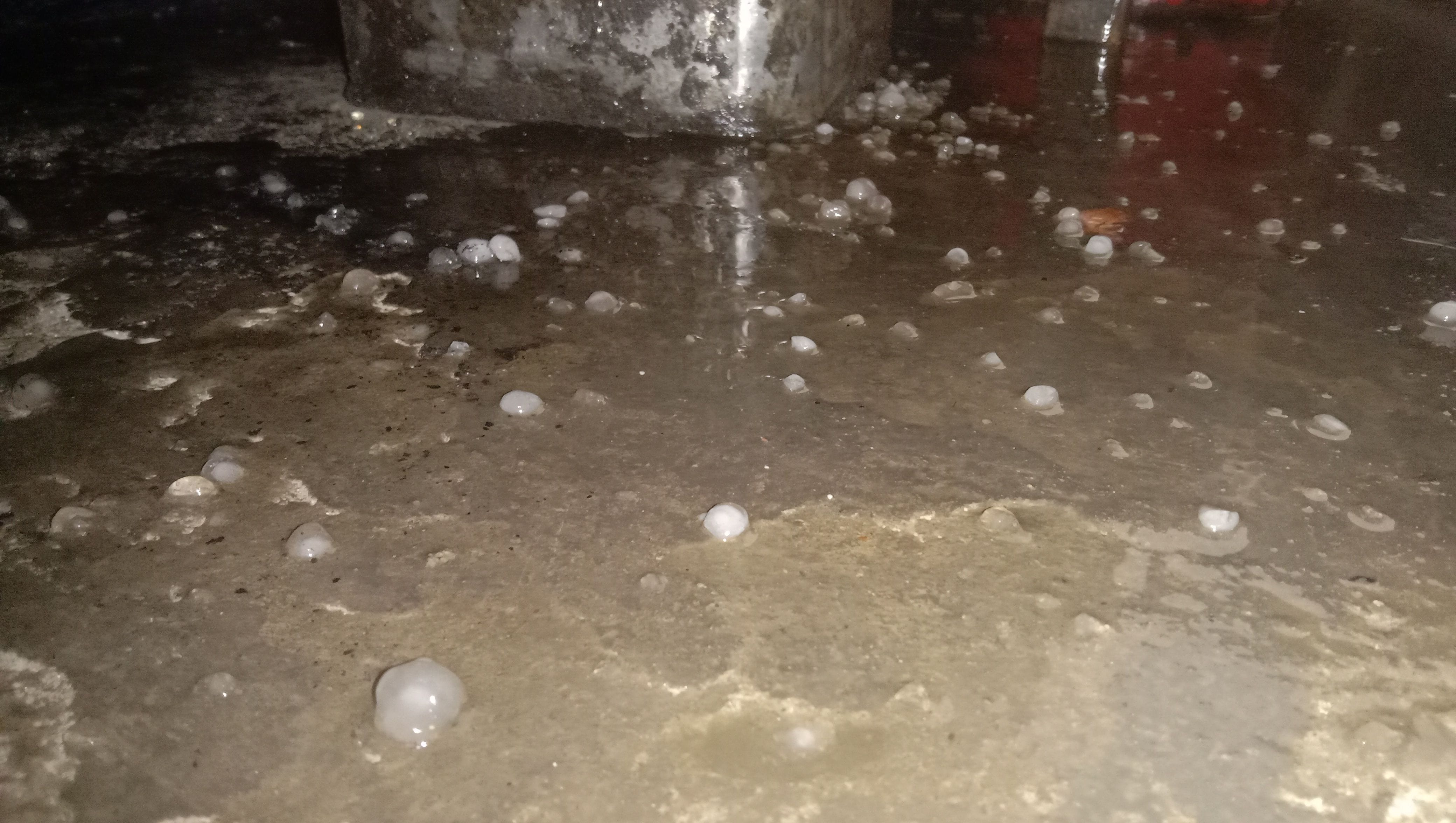 बारिश के साथ हुई ओलावृष्टि। संवाद बारिश के साथ हुई ओलावृष्टि। संवाद