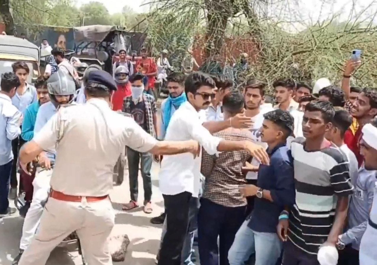 बसों की समस्या को लेकर हांसी रोड पर जाम लगाकर रहे विद्यार्थियों को खदेड़ती पुलिस। विज्ञप्ति