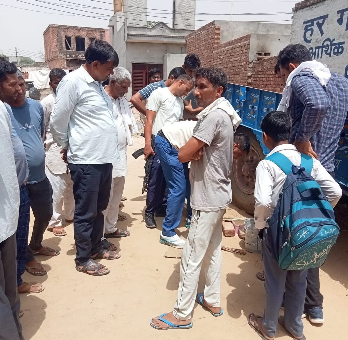 चोरी की घटना के बाद जांच करती फोरेंसिक विभाग की टीम।