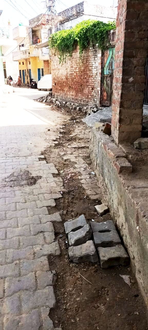 एमनजई जलालनगर में टुटी पड़ी गली की सड़क एमनजई जलालनगर में टुटी पड़ी गली की सड़क