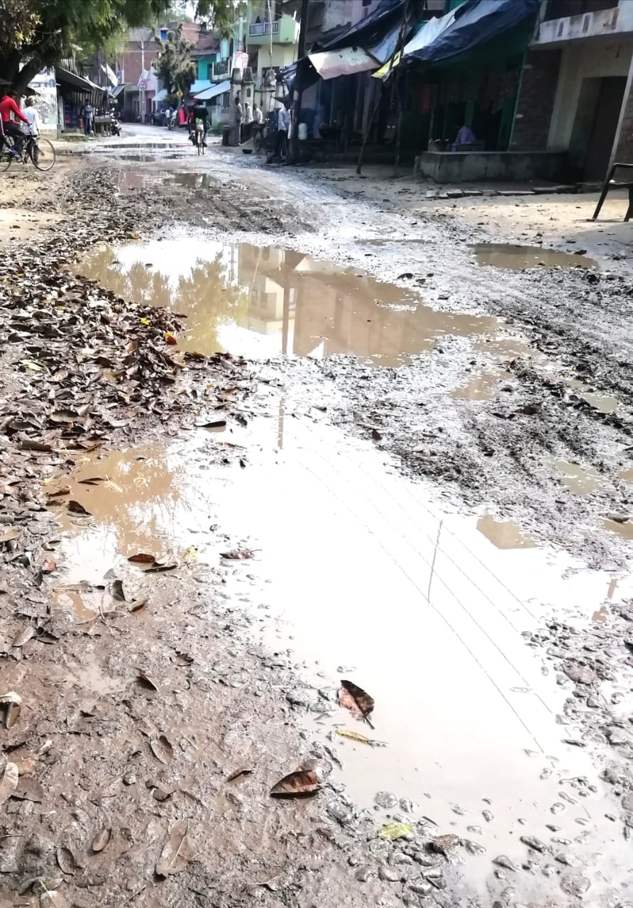 फोटो संख्या 06- अहेरीपुर में जर्जर सड़क पर भरा पानी। फोटो संख्या 06- अहेरीपुर में जर्जर सड़क पर भरा पानी।