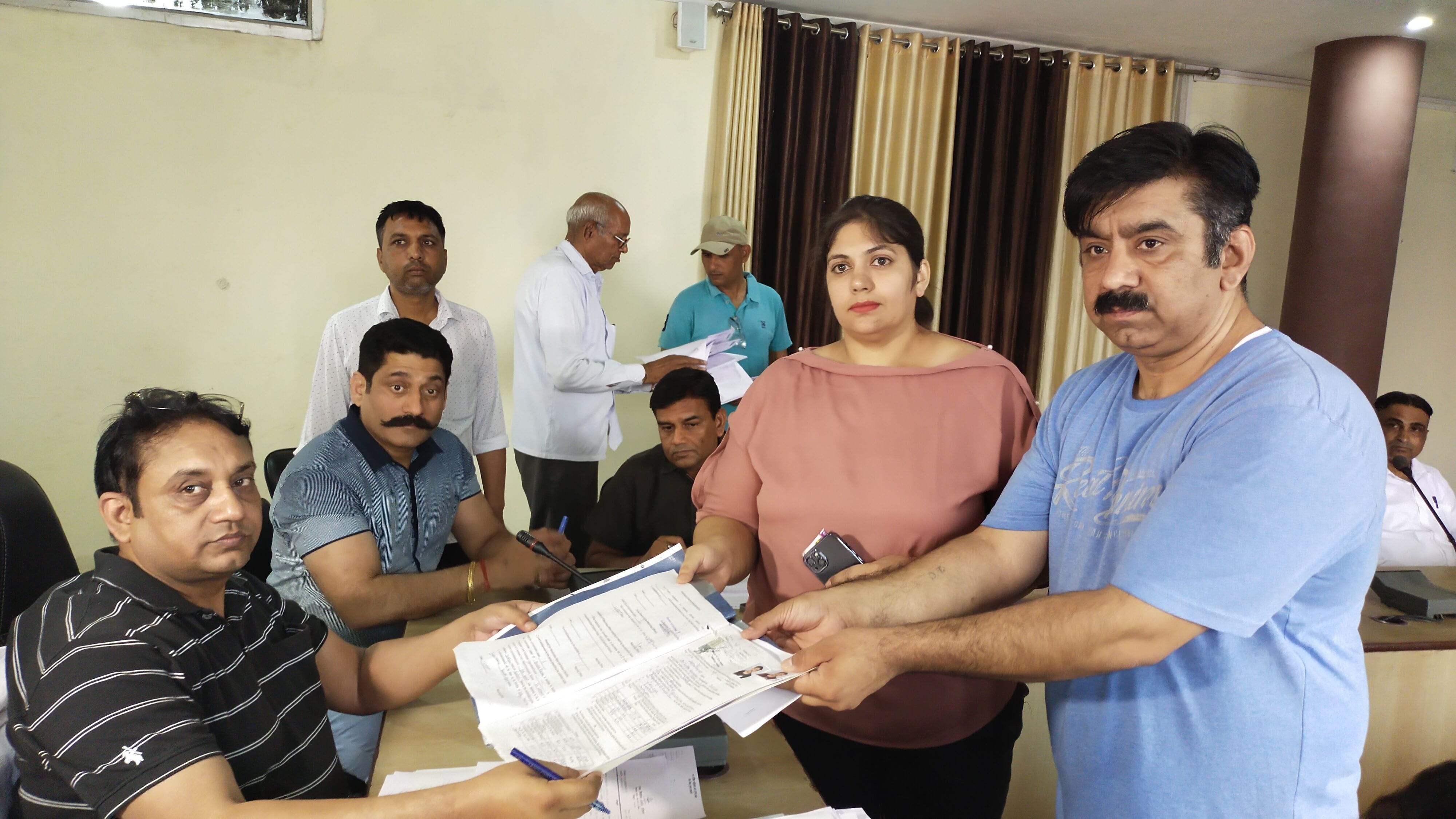 फतेहाबाद नगर परिषद में सबसे पहला नामांकन दाखिल करते हुए उम्मीदवार दीपू टुटेजा। फतेहाबाद नगर परिषद में सबसे पहला नामांकन दाखिल करते हुए उम्मीदवार दीपू टुटेजा।