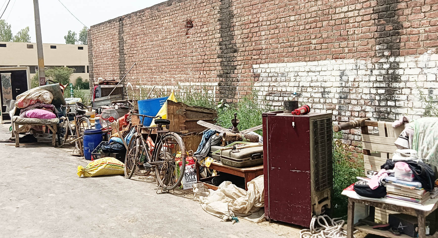 गढ़ में नक्का कुआं मंदिर की जगह पर कब्जा करने वालों का सामान भवन से सड़क पर पहुंचाया। गढ़ में नक्का कुआं मंदिर की जगह पर कब्जा करने वालों का सामान भवन से सड़क पर पहुंचाया।