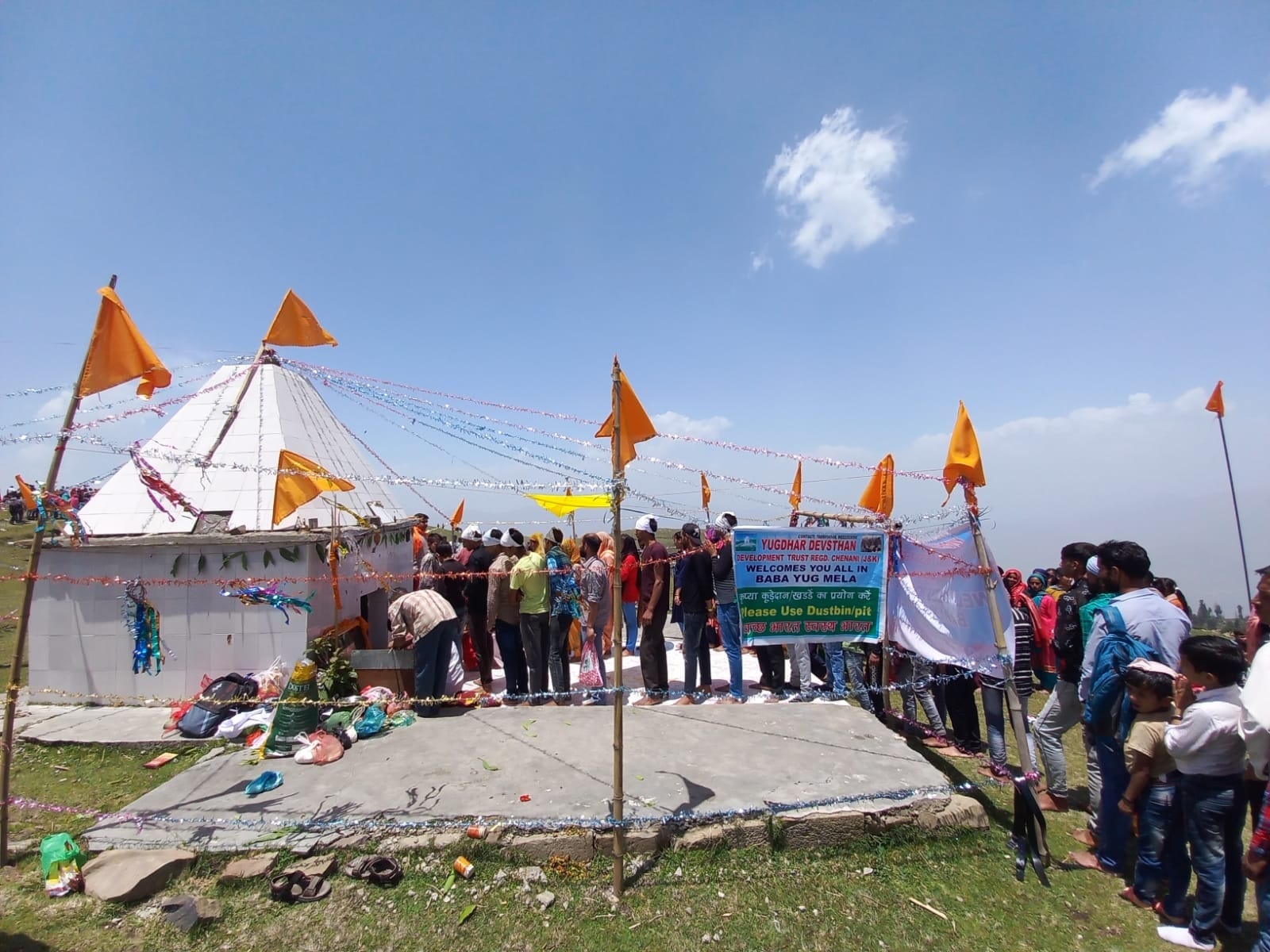 जुग मंदिर में माथा टेकने वालों की लगी लाइने :- संवाद