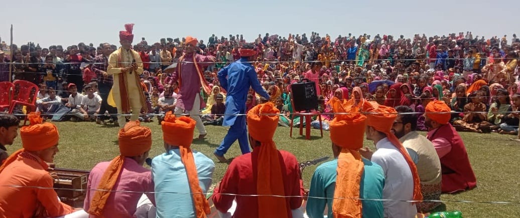 जुगधार में सांस्कुतिक कार्यक्रम पेश करते कलाकार:- संवाद