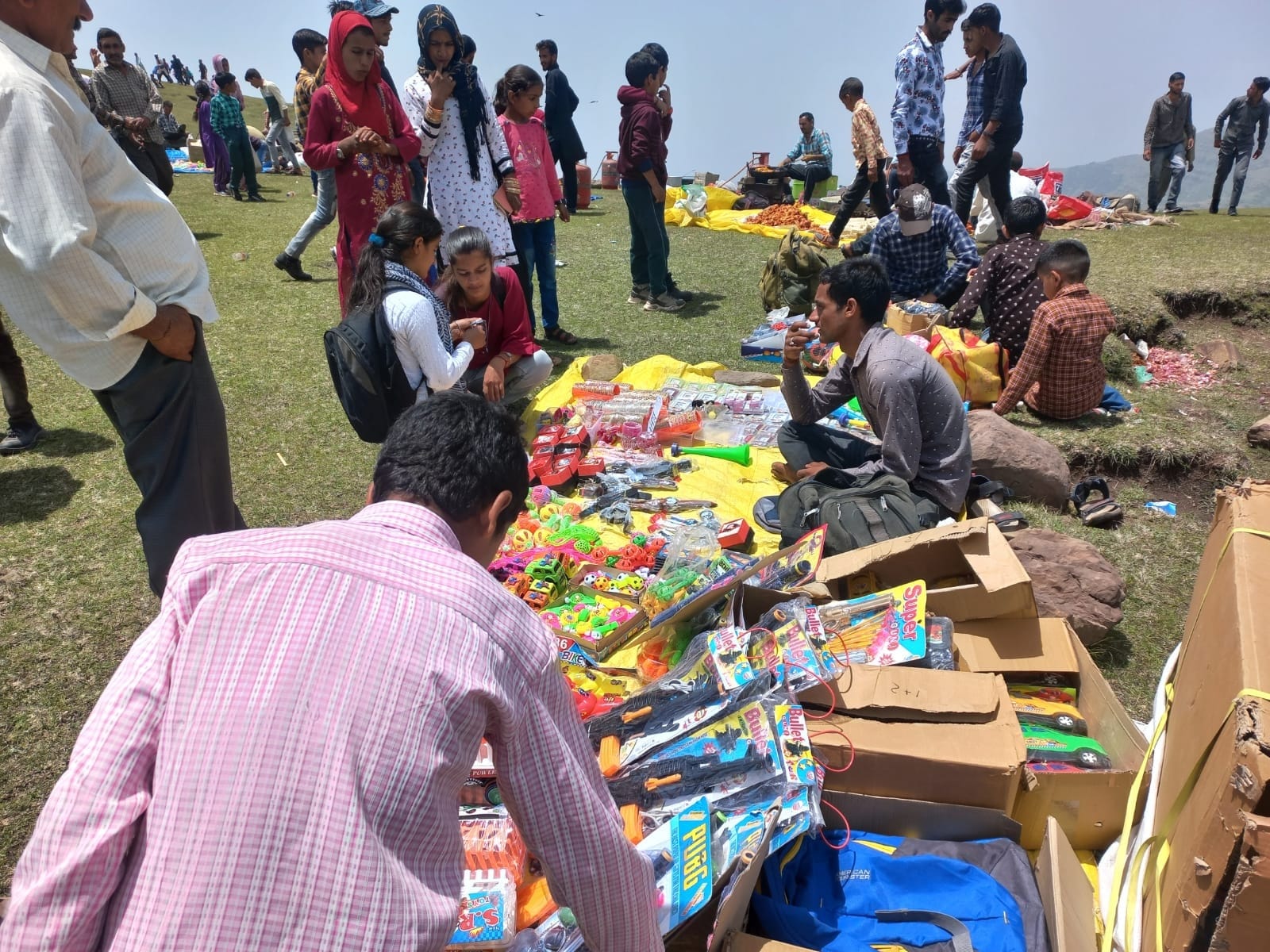 जुगधार में दुकानों पर खरीदारी करते लोग:- संवाद