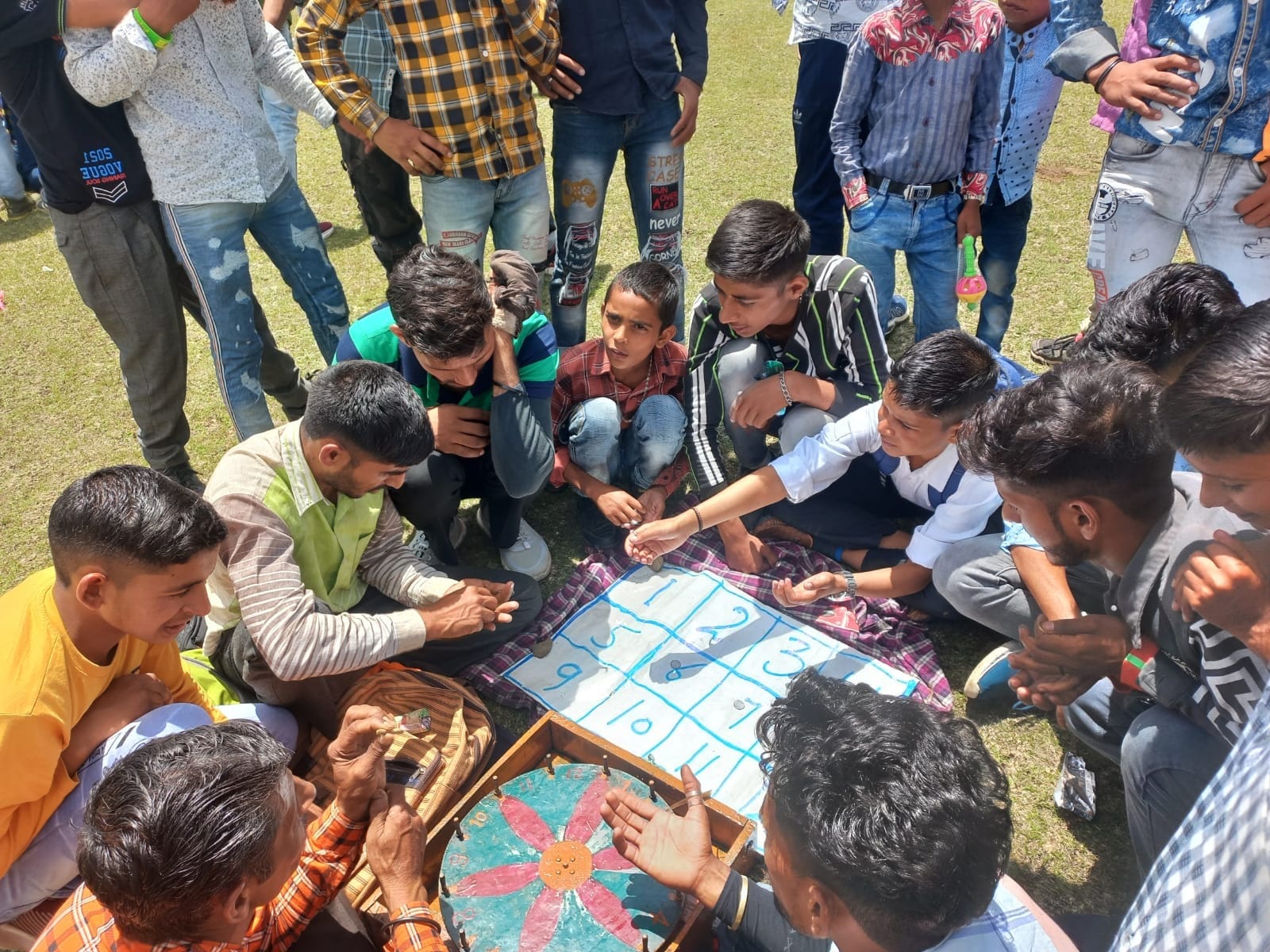 जुगधार में दुकानों पर खरीदारी करते लोग:- संवाद