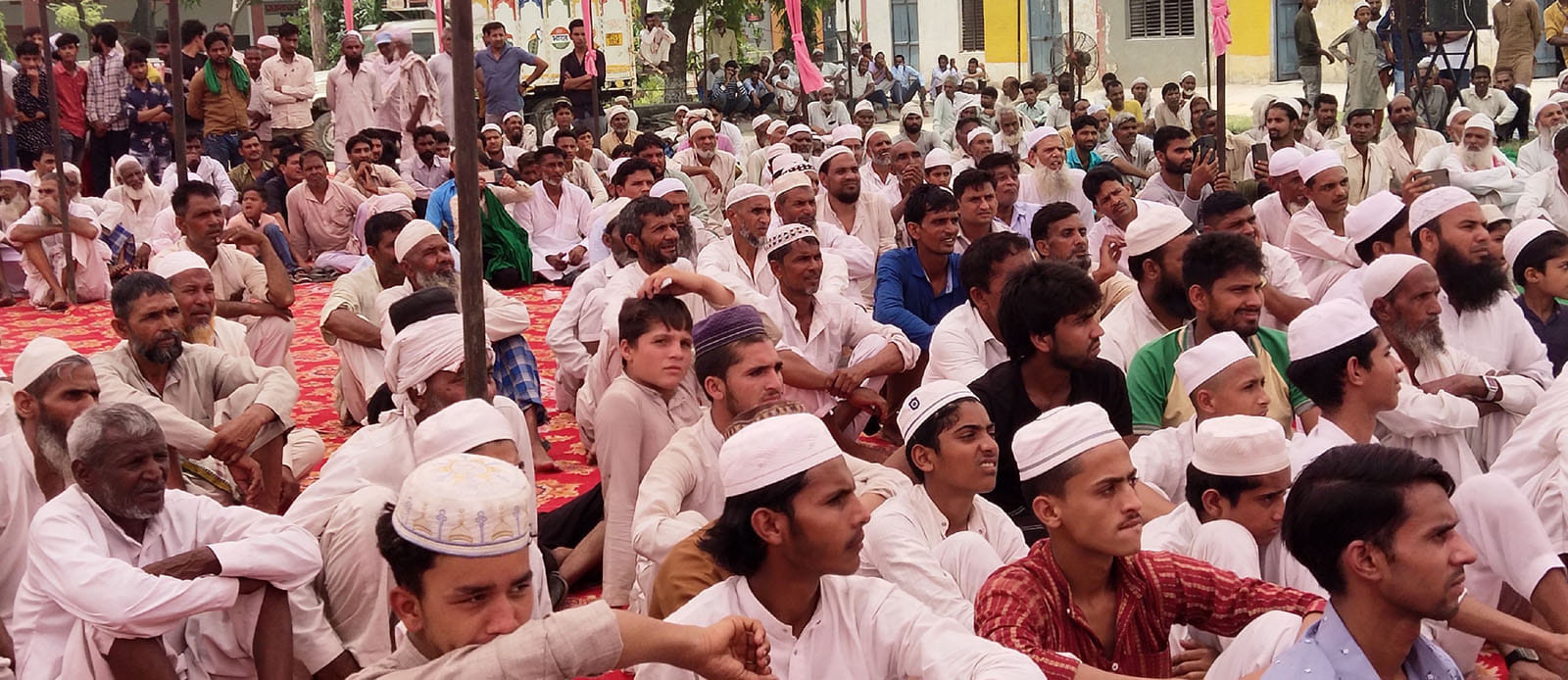 जौला गांव में खिराजे अकीदत में मौजूद ग्रामीण। जौला गांव में खिराजे अकीदत में मौजूद ग्रामीण।