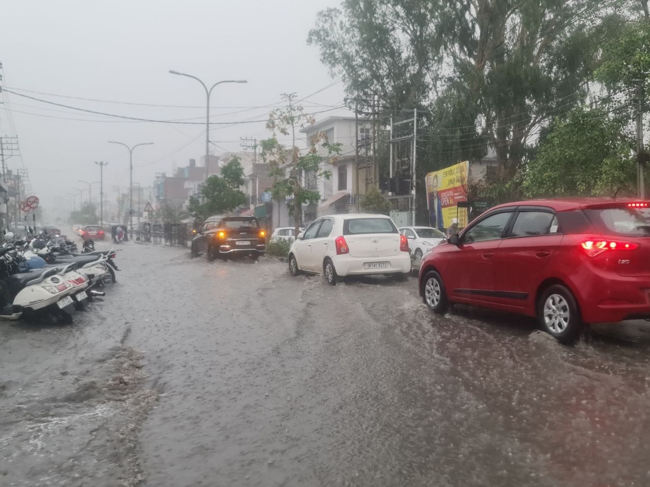 जिला सचिवालय के बाहर जलमग्न सड़क से गुजरते वाहन। संवाद जिला सचिवालय के बाहर जलमग्न सड़क से गुजरते वाहन। संवाद