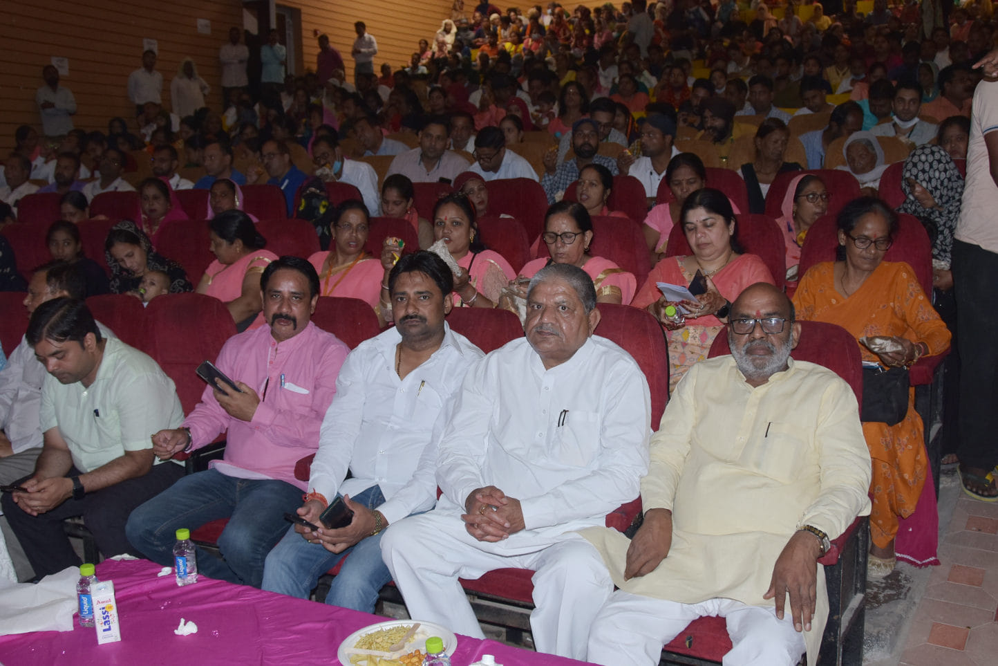 जनमंच में मुख्यमंत्री व प्रधान मंत्री का वचुअल संवाद देखते भाजपा जिला पंचायत अध्यक्ष व जिला अध्? जनमंच में मुख्यमंत्री व प्रधान मंत्री का वचुअल संवाद देखते भाजपा जिला पंचायत अध्यक्ष व जिला अध्?