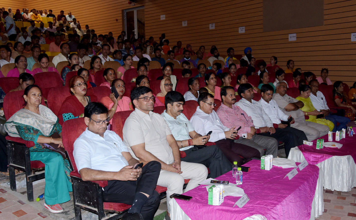 जनमंच में मुख्यमंत्री व प्रधान मंत्री का वचुअल संवाद देखते डीएम सीडी नगर आयुक्त व सीएमओ जनमंच में मुख्यमंत्री व प्रधान मंत्री का वचुअल संवाद देखते डीएम सीडी नगर आयुक्त व सीएमओ
