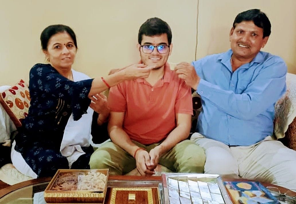 जसपुर के अर्पित चौहान और उसकी माता अनीता चौहान व पिता बलकरन सिंह के साथ। संवाद