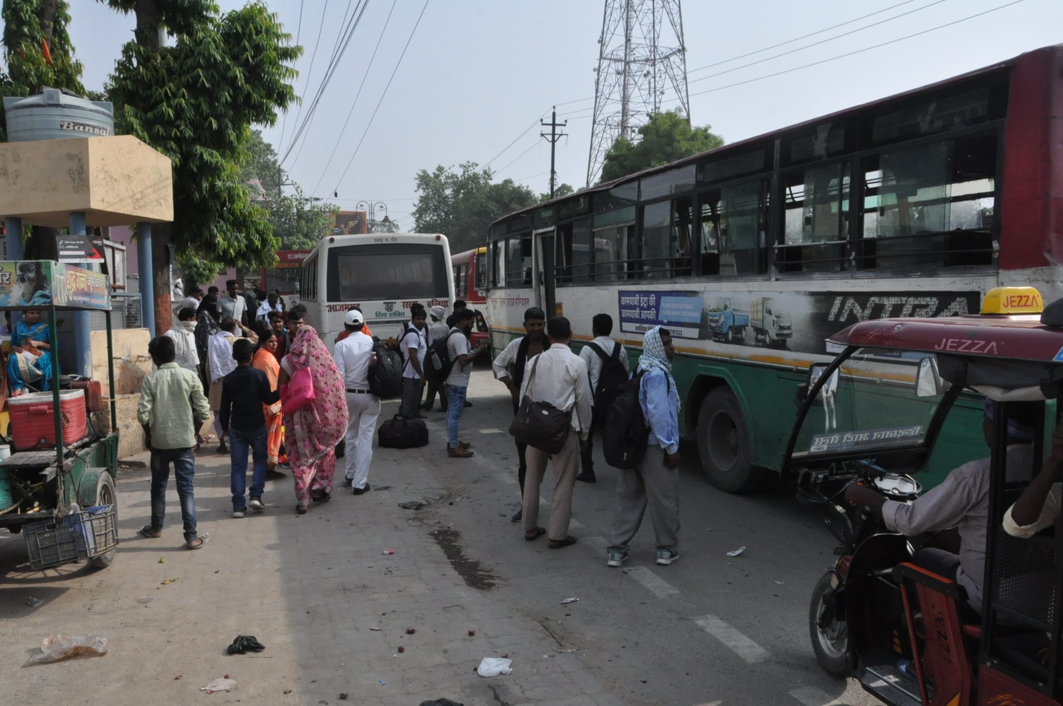 नगर के रोडवेज परिसर में हो रहे निर्माण कार्य के कारण बाहर खड़ी बसें,जिससे जाम की हो रही समस्या।पर?