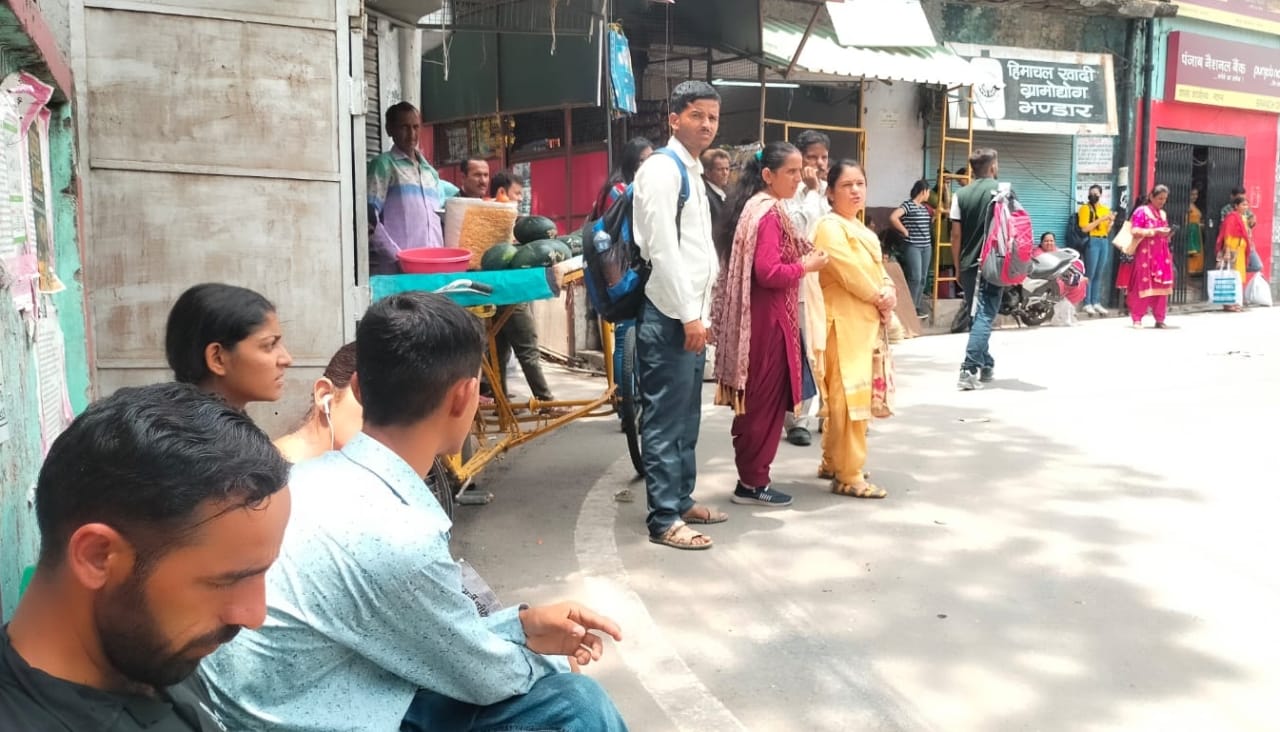 नाहन के दिल्ली गेट पर बसों का इंतजार करतीं सवारियां। संवाद नाहन के दिल्ली गेट पर बसों का इंतजार करतीं सवारियां। संवाद