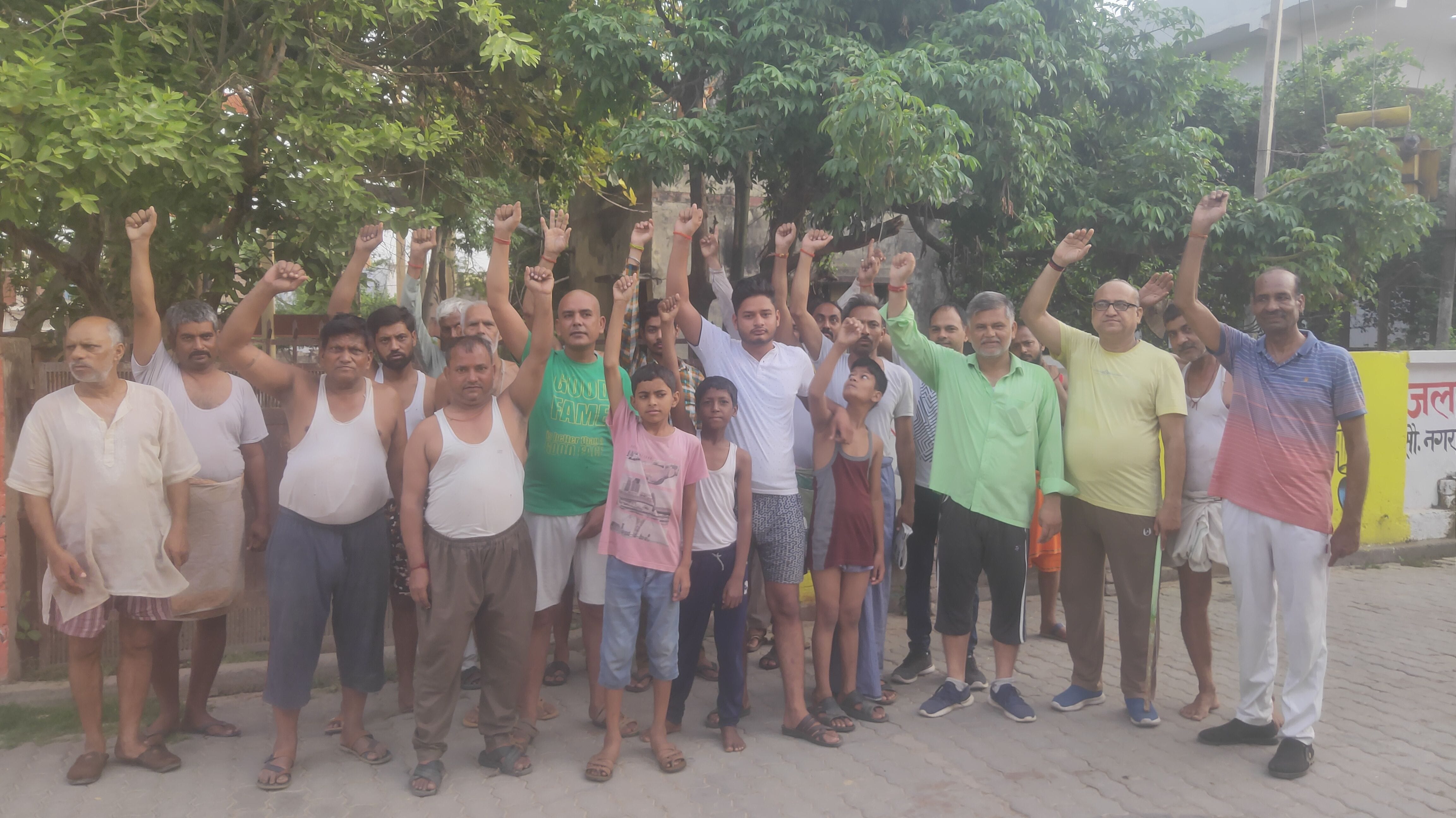 पानी की टंकी के पास खड़े होकर हंगामा करते लोग। संवाद पानी की टंकी के पास खड़े होकर हंगामा करते लोग। संवाद
