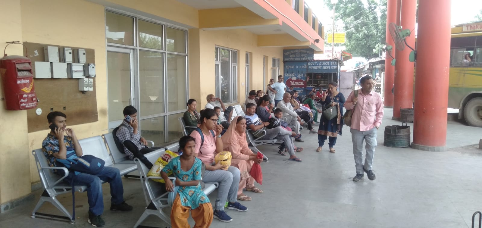 पांवटा बस अड्डे पर बसों का इंतजार करतीं सवारियां। संवाद पांवटा बस अड्डे पर बसों का इंतजार करतीं सवारियां। संवाद
