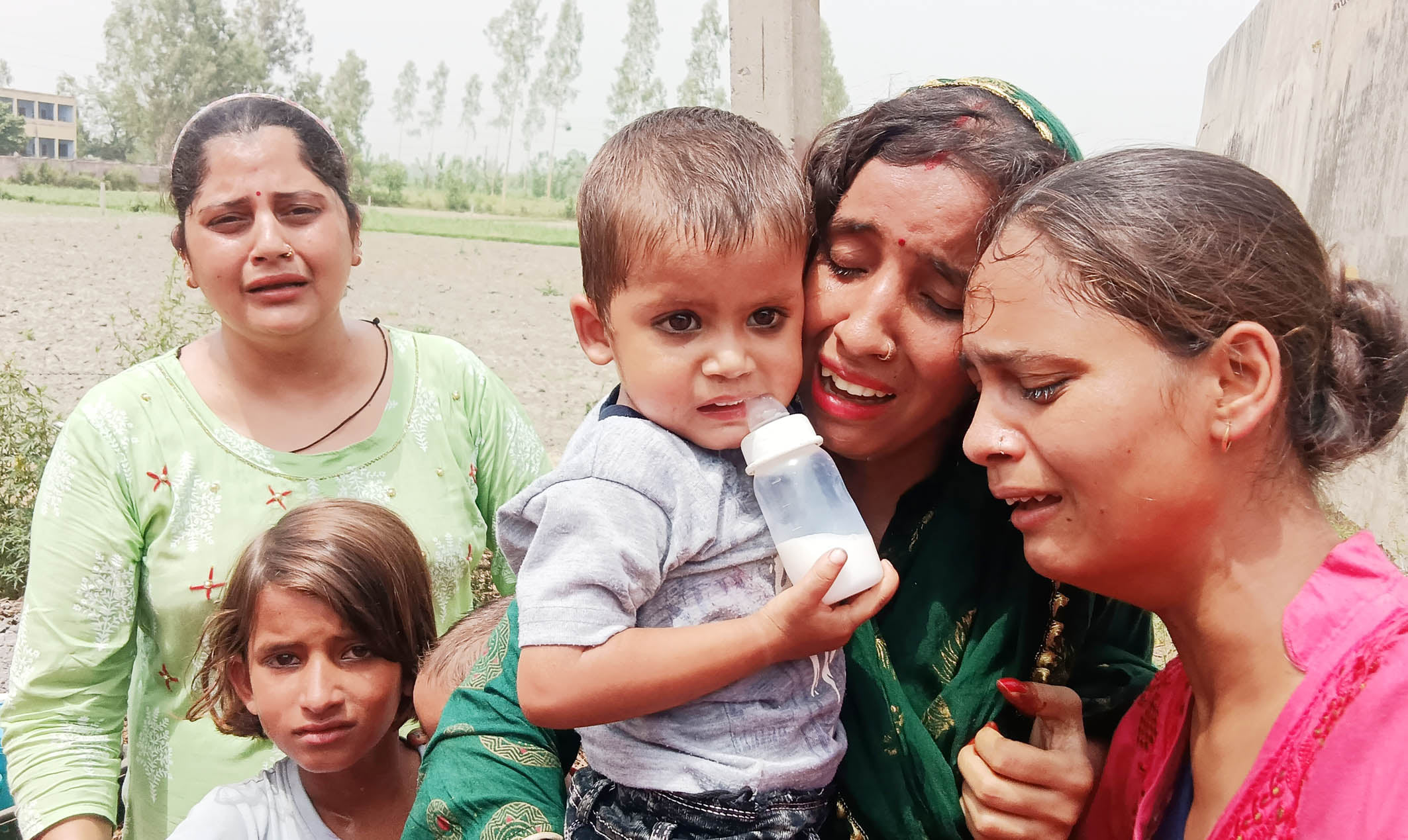 साहब, अब हम कहां रहेंगे - बच्चे को भूख लगने के दौरान हाथ में दूध की बोतल और तपिश भरी गर्मी में खड़े ह? साहब, अब हम कहां रहेंगे - बच्चे को भूख लगने के दौरान हाथ में दूध की बोतल और तपिश भरी गर्मी में खड़े ह?
