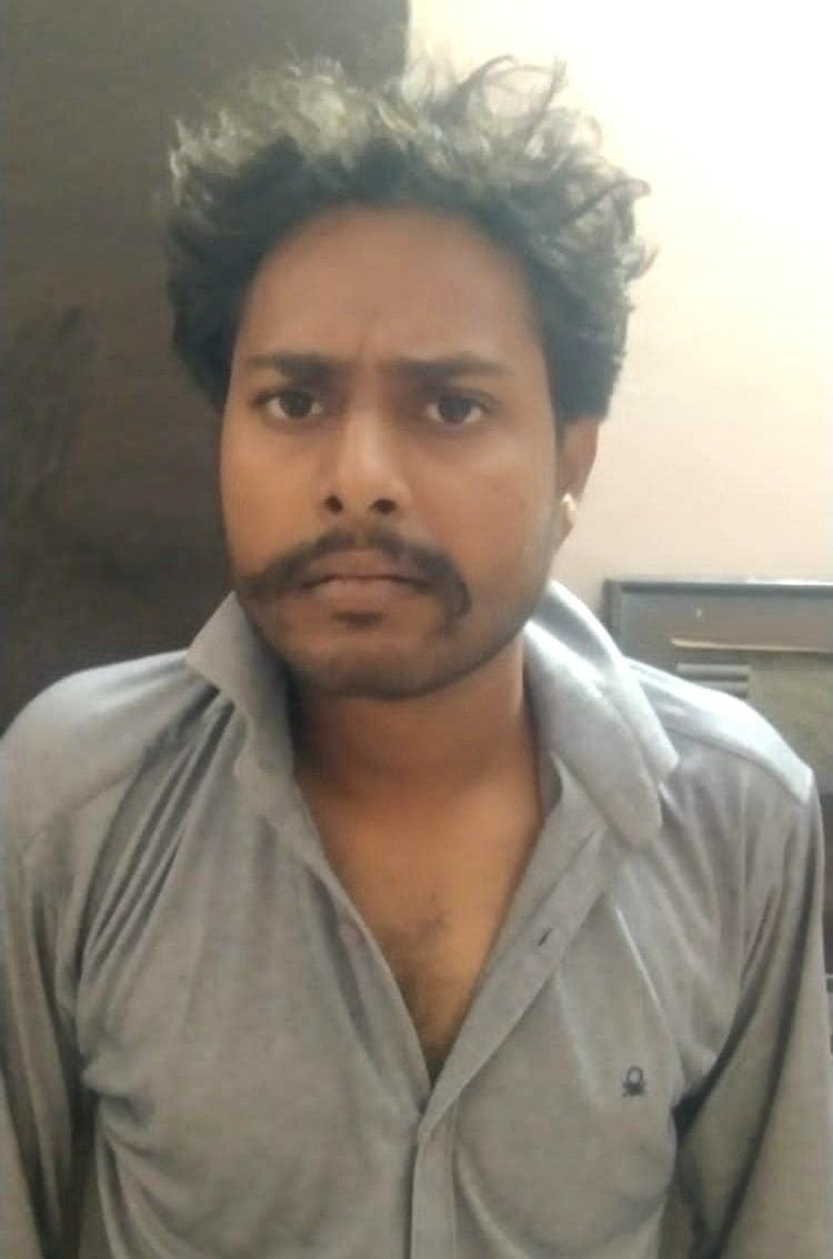 सुरेंद्र नगर में सराफ की पत्नी व बेटे की हत्या का आरोपी। संवाद सुरेंद्र नगर में सराफ की पत्नी व बेटे की हत्या का आरोपी। संवाद
