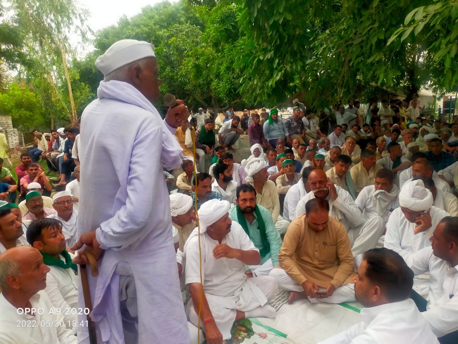 सिसौली में पंचायत को संबोधित लाटियान खाप के चोधरी। । सिसौली में पंचायत को संबोधित लाटियान खाप के चोधरी। ।